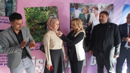 Milletvekili Cesur partiye yeni katılanlara rozet taktı