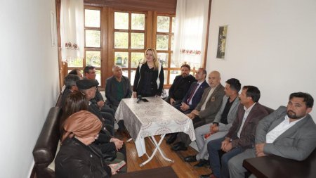 Milletvekili Cesur partiye yeni katılanlara rozet taktı