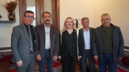 Milletvekili Cesur partiye yeni katılanlara rozet taktı