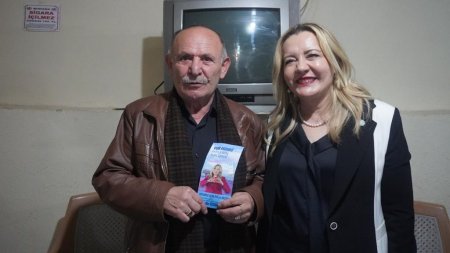 Milletvekili Cesur partiye yeni katılanlara rozet taktı