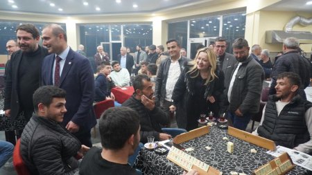 Milletvekili Cesur partiye yeni katılanlara rozet taktı