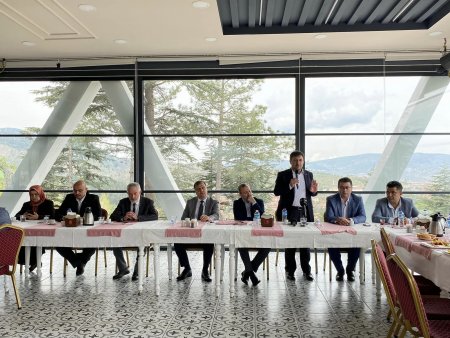 AK Parti'nin adayları muhtarlarla buluştu