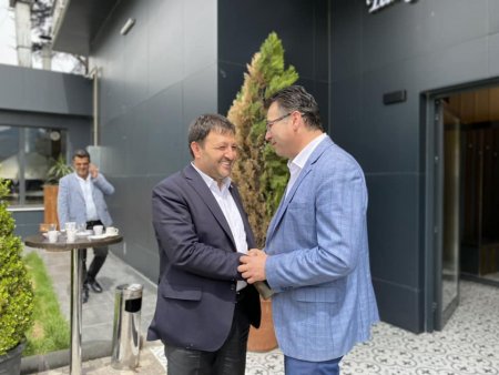AK Parti'nin adayları muhtarlarla buluştu