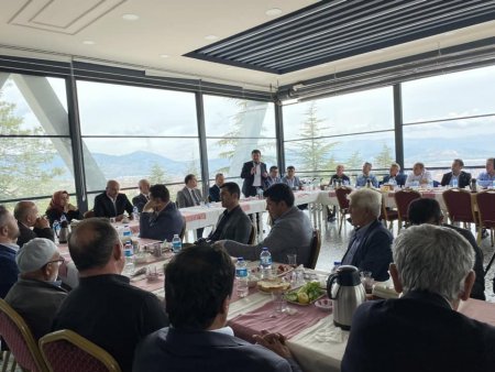 AK Parti'nin adayları muhtarlarla buluştu