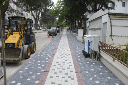 İstasyon caddesindeki kaldırım yenileme çalışmaları devam ediyor