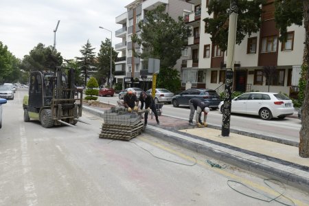 İstasyon caddesindeki kaldırım yenileme çalışmaları devam ediyor