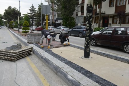 İstasyon caddesindeki kaldırım yenileme çalışmaları devam ediyor