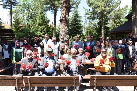 Huzurevi sakinleri ile gençler buluştu