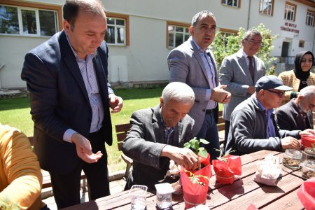 Huzurevi sakinleri ile gençler buluştu