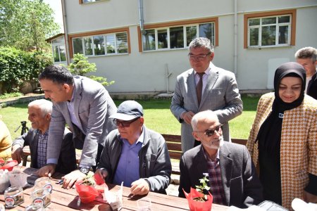 Huzurevi sakinleri ile gençler buluştu