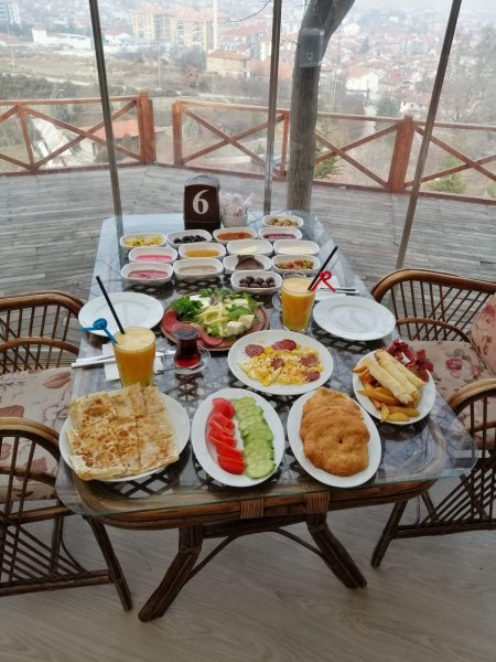 Şehrin terası olan Teras Kafe, müşterilerine bekliyor