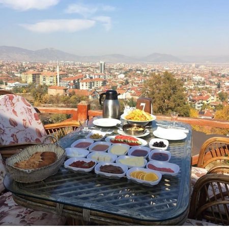 Şehrin terası olan Teras Kafe, müşterilerine bekliyor