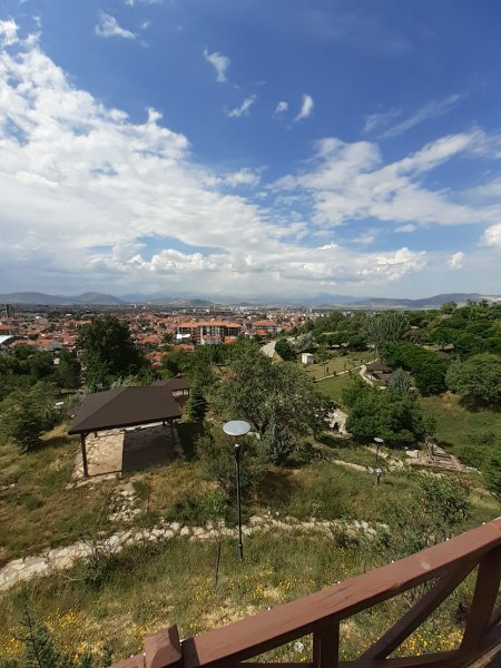 Şehrin terası olan Teras Kafe, müşterilerine bekliyor