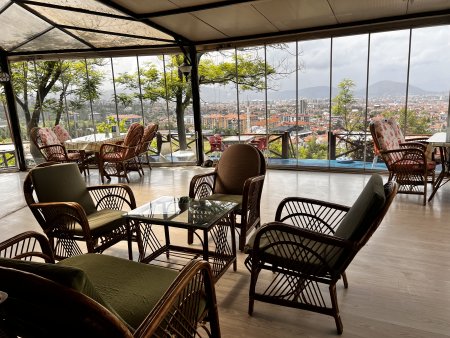 Şehrin terası olan Teras Kafe, müşterilerine bekliyor