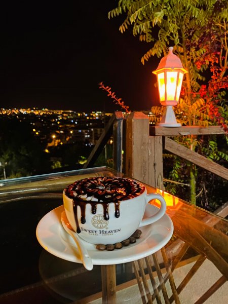 Şehrin terası olan Teras Kafe, müşterilerine bekliyor