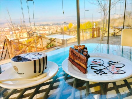 Şehrin terası olan Teras Kafe, müşterilerine bekliyor