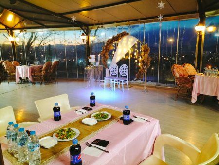Şehrin terası olan Teras Kafe, müşterilerine bekliyor