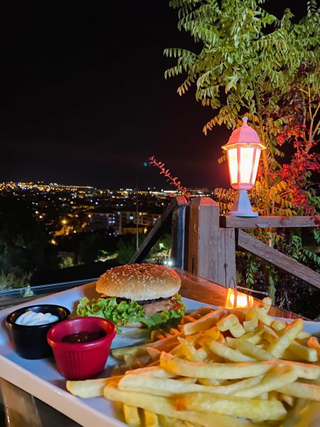 Şehrin terası olan Teras Kafe, müşterilerine bekliyor