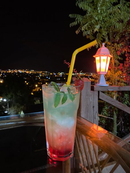 Şehrin terası olan Teras Kafe, müşterilerine bekliyor