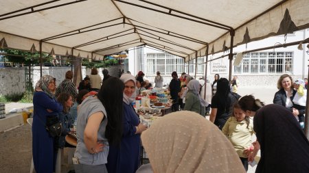Okul yararı için kermes düzenlendi