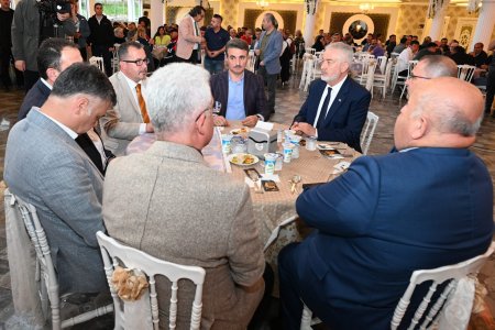 Deprem bölgesinde çalışan gönüllülerle bir araya geldiler