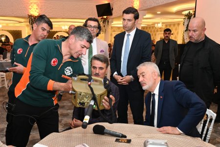 Deprem bölgesinde çalışan gönüllülerle bir araya geldiler