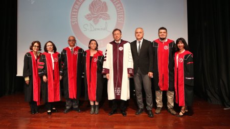 SDÜ Ödül ve Akademik Biniş Giyme Töreni düzenledi