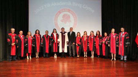 SDÜ Ödül ve Akademik Biniş Giyme Töreni düzenledi