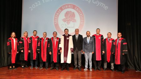 SDÜ Ödül ve Akademik Biniş Giyme Töreni düzenledi