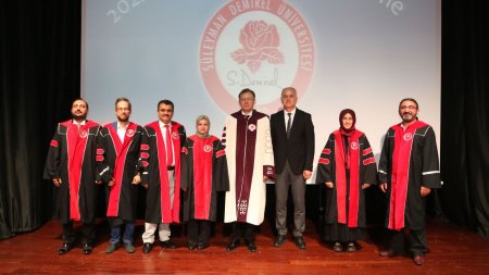 SDÜ Ödül ve Akademik Biniş Giyme Töreni düzenledi