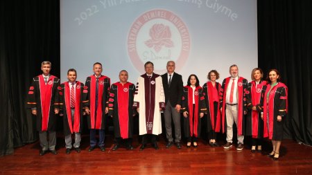SDÜ Ödül ve Akademik Biniş Giyme Töreni düzenledi