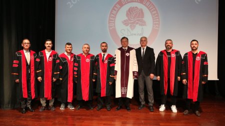 SDÜ Ödül ve Akademik Biniş Giyme Töreni düzenledi