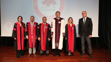 SDÜ Ödül ve Akademik Biniş Giyme Töreni düzenledi