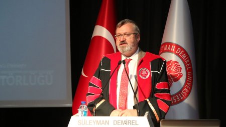 SDÜ Ödül ve Akademik Biniş Giyme Töreni düzenledi