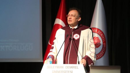 SDÜ Ödül ve Akademik Biniş Giyme Töreni düzenledi