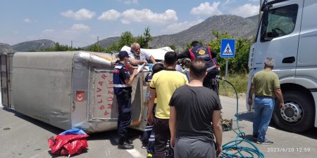 Burdur’da otomobil ile kamyonet birbirine girdi 4 kişi yaralandı
