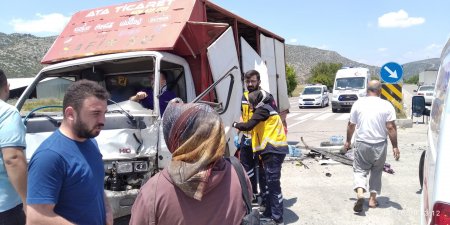 Burdur’da otomobil ile kamyonet birbirine girdi 4 kişi yaralandı