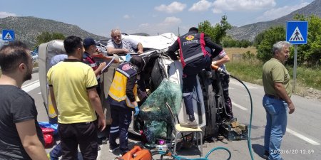 Burdur’da otomobil ile kamyonet birbirine girdi 4 kişi yaralandı