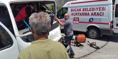 Burdur’da otomobil ile kamyonet birbirine girdi 4 kişi yaralandı