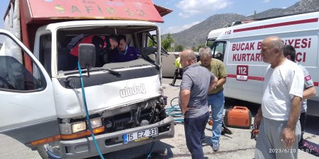 Burdur’da otomobil ile kamyonet birbirine girdi 4 kişi yaralandı