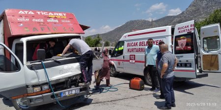 Burdur’da otomobil ile kamyonet birbirine girdi 4 kişi yaralandı