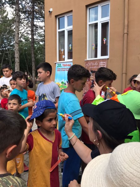 Yalvaç Belediyesi çocuklarla bir arada