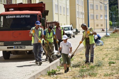 Eğirdir'de tüm mahalleler temizlik programıyla temizleniyor