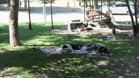 Vatandaş mesirelik alanlara akın etti 