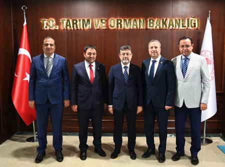 Ak Parti milletvekilleri bakanların kapısından ayrılmıyorlar