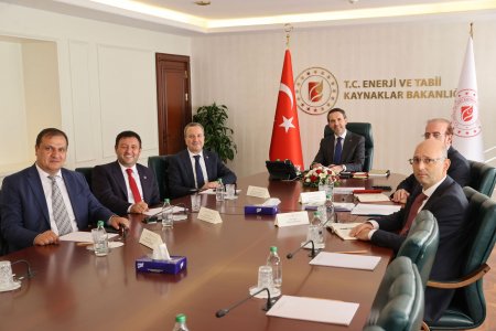 Ak Parti milletvekilleri bakanların kapısından ayrılmıyorlar