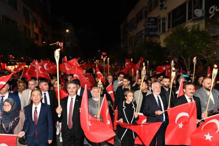 Isparta'da fener alaylı kutlama