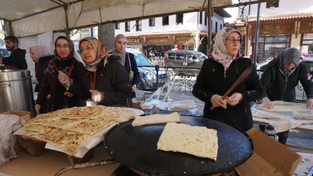 Filistin halkı ve ihtiyaç sahibi öğrenciler için kermes düzenlendi
