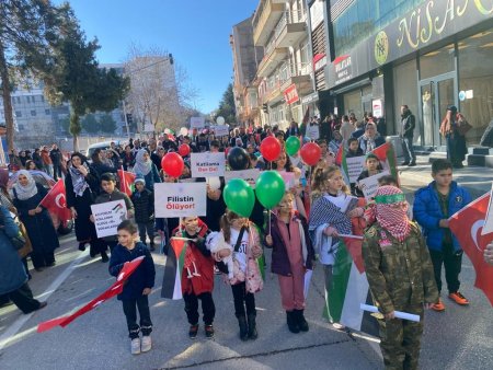 Isparta'da çocuklar Filistinli arkadaşları için yürüdü