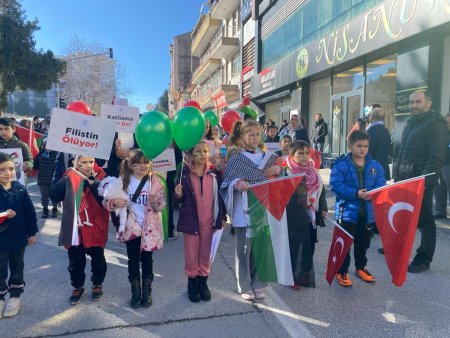Isparta'da çocuklar Filistinli arkadaşları için yürüdü